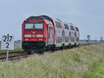 Der von der Diesellokomotive 245 005 schiebt als RE6 eine Doppelstockeinheit nach Hamburg-Altona, so gesehen im Juni 2024 bei Wilhelm-Lübke-Koog.