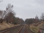 Vom Bahnübergang am Bahnhof Herrnburg hat man einen Blick auf die Ausfahrt nach Lübeck.Vor Jahren war diese Aufnahme undenkbar,denn hinter der letzten Weiche verlief die Staatsgrenze DDR/BRD.Aufnahme vom 20.März 2016.