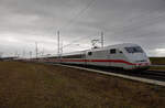 401 572 als ICE 1043 zum Ostseebad Binz am 18.02.2023 bei Samtens.