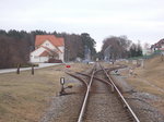 Blick von einem Bahnübergang auf dem Bahnhof Ückeritz am 13.März 2016.Links das zwar vorhandene aber nicht mehr genutzte Ladegleis,geradeaus das Hauptgleis und Rechts das Kreuzungsgleis.
