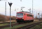 Maik Ampft Eisenbahndienstleistungen (MAED) 155 219 (Die Lok mit den zwei Gesichtern.) kam am Nachmittag des 03.01.2022 aus Glauchau, hier zu sehen in Mukran an der Ausfahrgruppe an. Die Lok trat am nächsten Tag die Reise Retour mit 3 alten Wagen an.