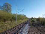 So sieht vom neuen Bahnsteigende in Sagard der Blick in Richtung Lietzow aus.Rechts sind noch die Spuren vom frühren Kreuzungsgleis zuerkennen.Aufnahme vom 07.Mai 2015.