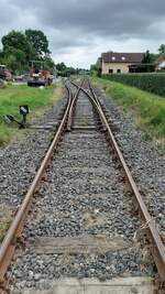 Die Sanierung der Strecke Kiel Süd–Schönberger Strand läuft, hier ein Blick auf das Bahngelände in Schönkirchen (Standort Bahnübergang Blomeweg, Blick Richtung Schöneberger Strand) am 13.07.2024.