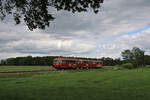 EVB 796 826-5 + 998 915-2 + 796 828-1 sind am 26.05.2022 als Moorexpress von Stade nach Bremen unterwegs, hier bei Weyermoor.