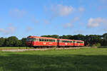 EVB 796 826-5 + 998 915-2 + 796 828-1 dieseln am Morgen des 26.05.2022 als Moorexpress von Bremervörde nach Bremen, hier bei Basdahl.