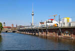 Ein unbekannter sechsteiliger 3462 (Siemens Desiro HC) fährt auf Höhe der Jannowitzbrücke durch Berlin.