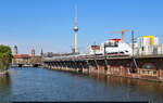 812 216-8 (Tz 9216) und 812 211-7 (Tz 9211) streben an der Jannowitzbrücke in Berlin ihrem Ziel entgegen.