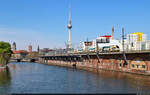 Der für Jobmöglichkeiten bei der ODEG werbende 445 106-8 (ET 445.106 | Stadler KISS) passiert soeben die Jannowitzbrücke in Berlin.