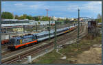 242 517 von Hectorrail zieht am 08.04.2017 den Locomorezug 1819 nach Stuttgart am derzeit im Umbau befindlichen Bahnhof Warschauer Straße vorbei.