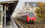 442 335 passiert den S-Bahn-Haltepunkt  Tiergarten  in Berlin.