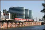 DB 112184 ist hier am 23.9.2006 in Höhe Jannowitzbrücke auf der Berliner Stadtbahn mit einem Dosto in Richtung Hauptbahnhof unterwegs.