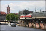 Ein Dosto ist hier an der Jannowitzbrücke auf der Berliner Stadtbahn am 30.05.2007 in Richtung Ostbahnhof unterwegs.