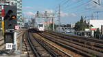 Als ICE 877 nach Karlsruhe fährt ein unbekannt gebliebener ICE 4 vom Startbahnhof B-Ostbahnhof auf der Berliner Stadtbahn dem nächsten Halt, B Hbf, entgegen.