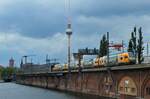 Am S-Bahnhof Jannowitzbrücke konnte ich 445 101 als RE2 (RE 63976) nach Cottbus Hbf Bildlich festhalten.