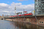 DB 182 010 fährt mit dem RE2 nach Cottbus Hbf an der Jannowitzbrücke vorbei.