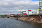 DB 442 122-8 und 442 315-8 passieren die Jannowitzbrücke zur Fahrt als RE7 nach Senftenberg. (03.04.2023)