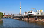 812 216-8 (Tz 9216) und 812 211-7 (Tz 9211) streben an der Jannowitzbrücke in Berlin ihrem Ziel entgegen.

🧰 DB Fernverkehr
🚝 ICE 843 | ICE 853 (Linie 10) Köln Hbf–Berlin Ostbahnhof
🕓 22.4.2023 | 11:30 Uhr