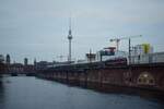 Morgens um kurz vor 9 heult 232 601 mit ihrem Sonderzug nach Görlitz über die Stadtbahn. Hier passert sie gerade die Station Jannowitzbrücke.

Berlin 16.12.2023