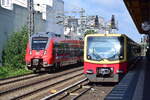 442 315 rauscht über die Stadtbahn in Richtung Hauptbahnhof während ein Zug der Baureihe 481 als S9 in Savignyplatz einfährt.