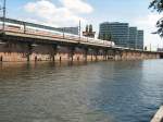 ICE am Bahnhof Jannowitzbrcke auf der Fahrt zum Ostbahnhof, 2006