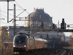 Der Locomore Zug überquert gerade die Museumsinsel kurz vorm S-Bahnhof Hackescher Markt auf dem Weg von Stuttgart über die Berliner Stadtbahn bis zum Endbahnhof Lichtenberg.