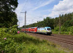 182 002 der mit Werbung verehene Taurus der DB(Es gibt immer etwas zu entdecken DB Regio Brandenburg)mit RE 18179 nach Fürstenwalde-Spree bei Fangschleuse am 16.6.2016.