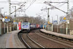 Containerzug mit 186 297-8 der Railpool GmbH, vermietet an die RTB Cargo GmbH, durchfährt den Hp Magdeburg Herrenkrug auf der Bahnstrecke Berlin–Magdeburg (KBS 201) Richtung Biederitz.