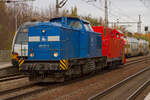 204 011-5 zieht eine Schneeschleuder durch Bahnhof Ludwigsfelde, am 11.11.2022.