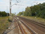 Bahnhof Biesenthal Richtung Eberswalde mit dem Kreuzungs-und Überholgleis am 31.August 2018.Aufnahme vom Bahnsteigende.