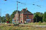 Blick auf das Empfangsgebäude der Neukölln-Mittenwalder Eisenbahn in Zossen. 1900 eröffnet und 1974 bereits wieder stillgelegt worden. Heute ist hier eine Dreisienen Strecke.

Zossen 26.07.2018