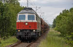 Schöner Pollenflug vor WFL 232 141 am 29.05.2022 mit Schotterzug in Zarrendorf.