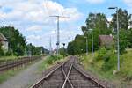 Blick auf die Anschlussgleise zum Tanklager in Medewitz vom Zugang zum Bahnsteig Gleis 2. Eine Besonderheit hier ist die einfache Oberleitung welche nur aus dem Fahrdraht besteht.

medewitz 24.07.2020