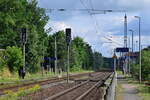 Blick auf die Bahnsteige in Medewitz. Medewitz wird nur im 2 Stundentakt bedient und die Fahrgastzahlen sind sehr überschaubar. In näherer Zukunft wird der Bahnhof modernisiert. Blick in Richtung Wiesenburg.

Medewitz 20.07.2023