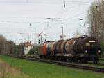 Nachschuss auf 145 079 mit einem kurzen Ölzug durch Wiesenburg (Mark) Richtung Berlin.
Im Hintergrund die Flügelsignale und das STellwerk W1 Richtung Bad Belzig.

Wiesenburg, der 11.04.2024