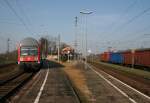 Der Keilbahnhof Elsterwerda-Biehla am 13.04.2010: links RB 17611 nach Dresden, rechts ein in Richtung Falkenberg durchfahrender Kohlezug