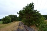 Obowhl hier seit mehr als 10 Jahren kein Zug mehr rollt ist die Strecke auf Teilen noch recht gut begehbar.  Von der Brandenburgischen Städtebahn abzeigend geht die strategische Bahn über die Elbe und mündet nach den Dörfern Göttlin und Steckelsdorf in die Hauptstrecke Hannover Berlin einige Kilometer westlich von Rathenow ein. 

Rathenow 19.07.2016