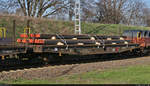 Blick auf einen tschechischen Flachwagen der Gattung  Smmps 438.6  (31 54 4728 017-5 CZ-ČDC), beladen mit Metallteilen, der in einem gemischten Gz mit 189 004-5 (Siemens ES64F4) in Halle (Saale),