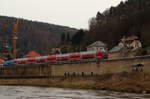 Ein S-Bahnzug aus Schöna und mit Fahrziel Dresden / Meißen, hat am 03.04.2016 gerade den Haltepunkt Königstein verlassen und befindet sich jetzt unterhalb der gleichnamigen Festung. Die Aufnahme erfolgte vom Personendampfer  Stadt Wehlen  aus.