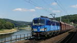 Eine tscheschiche Vectron zieht einen Güterzug entlang der Elbe gen Dresden. Hier beim Durchfahren des S-Bahnhofes Königstein (Sächs. Schweiz). Aufgenommen am 24.7.2018 14:04