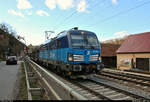 Autotransportzug (leer) mit 383 008-0  Quer durch Europa  (Siemens Vectron) der ČD Cargo, a.s. fährt in Stadt Wehlen auf der Bahnstrecke Děčín–Dresden-Neustadt (Elbtalbahn | KBS 247) Richtung Bad Schandau.
Aufgenommen im Gegenlicht.
[8.12.2018 | 14:04 Uhr]