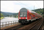 Mit Steuerwagen voraus ist hier am 27.08.2006 ein Dosto im Elbtal bei Königstein in Richtung Dresden unterwegs.