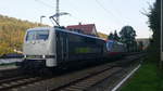 111 210 von railadventure schleppt Vectrom 191 100 von InRail (Italien) aus Bad Schandau kommend in Richtung Dresden; Obervogelgesang, 19.09.2018  