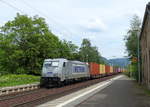 METRANS 386 011 mit Containerwagen Richtung Dresden, am 09.06.2020 in Krippen.