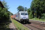 Metrans 386 011-1 mit einem Containerwagenzug Richtung Děčín, am 29.07.2024 in Krippen.