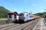 Metrans 383 407-4 mit einem Containerwagenzug Richtung Dresden, am 29.07.2024 in Knigstein (Schs Schw). 