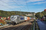 Metrans 383 414 mit einem Containerzug aus Tschechien am 09.10.2024 hier durch Stadt Wehlen Richtung Dresden und bestimmt weiter in Richtung hoher Norden.