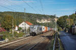 Metrans 383 414 mit einem Containerzug aus Tschechien am 09.10.2024 hier durch Stadt Wehlen Richtung Dresden und bestimmt weiter in Richtung hoher Norden.