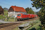 DB Cargo 193 395 mit einer ganzen Leine schöner roter Tanoos in Richtung Tschechien fahrend am 09.10.2024 am Fachwerkhaus neben dem in Fahrtrichtung 3.