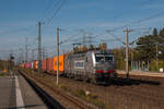 Erst knapp über ein Jahr ist 193 927-1 von Akiem alt. Momentan ist die Lok an Metrans vermietet. Mit einem Containerzug konnte sie am 26.10.2024 in Heidenau auf dem Weg in Richtung Tschechien fotografiert werden. 