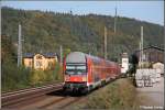 Eine ehem. DR-Dosto-Garnitur der Bauart DABuzfa steht am 01.10.07 als S-Bahn nach Meien-Triebischtal abfahrbereit in Knigstein.